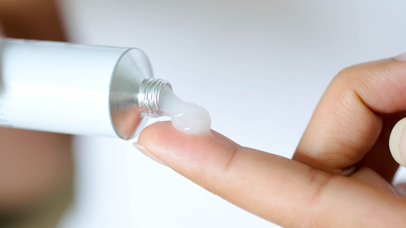 Thuốc bôi có chứa Corticoid là cách trị mụn dị ứng da mặt hiệu quả, áp dụng trong nhiều trường hợp